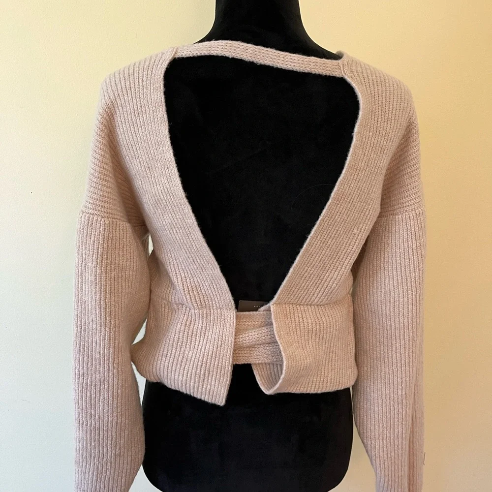Confusing Sweater - Picture 3 of 6